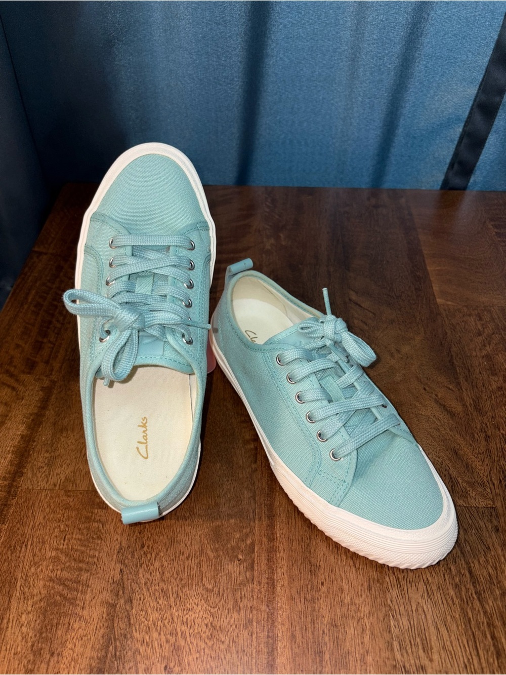 Clarks EUC Roxby - Women’s Aqua Canvas Lace-Up Sneakers - Size 8